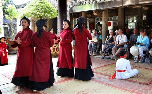 Du khách thưởng thức các làn điệu Hát Xoan tại đình Hùng Lô, thành phố Việt Trì.