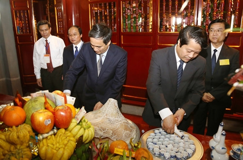 Lãnh đạo tỉnh Phú Thọ thay mặt đồng bào cả nước dâng hương, vật phẩm tri ân Đức Quốc Tổ Lạc Long Quân.