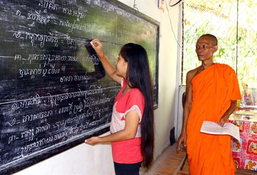 Sư Thạch Nhơn ở chùa Kỳ Son hướng dẫn học sinh học chữ Khmer Sư Thạch Nhơn ở chùa Kỳ Son hướng dẫn học sinh học chữ Khmer