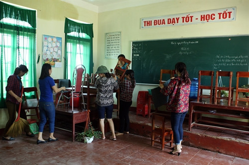 Giáo viên trường Tiểu học Cẩm Thành, xã Cẩm Thành, huyện Cẩm Xuyên dọn dẹp phòng học sau khi nước rút. Ảnh: Tuấn Anh - TTXVN Giáo viên trường Tiểu học Cẩm Thành, xã Cẩm Thành, huyện Cẩm Xuyên dọn dẹp phòng học sau khi nước rút. Ảnh: Tuấn Anh - TTXVN