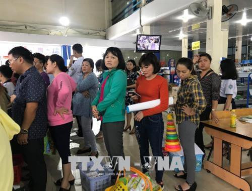 Phụ huynh đến mua sách và đồ dùng học tập tại Công ty cổ phần Sách và Thiết bị trường học Thành phố Hồ Chí Minh (quận 5) khá đông. Ảnh: Thu Hoài - TTXVN Phụ huynh đến mua sách và đồ dùng học tập tại Công ty cổ phần Sách và Thiết bị trường học Thành phố Hồ Chí Minh (quận 5) khá đông. Ảnh: Thu Hoài - TTXVN