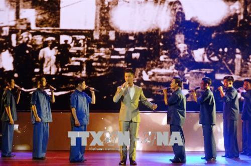 Tiết mục biểu diễn tại chương trình. Ảnh: Gia Thuận – TTXVN Tiết mục biểu diễn tại chương trình. Ảnh: Gia Thuận – TTXVN