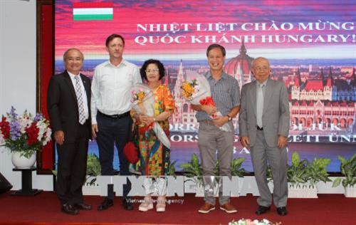 Đại diện hội viên Hội hữu nghị Việt Nam-Hungary Thành phố Hồ Chí Minh chụp ảnh lưu niệm. Ảnh: Xuân Khu-TTXVN