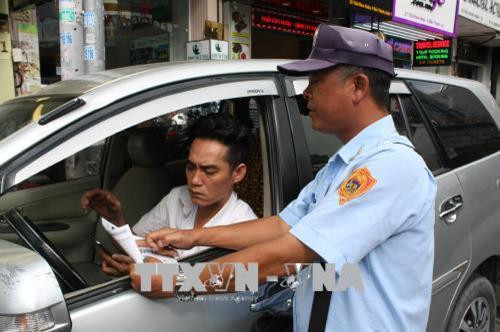 Nhân viên tổ thu phí xe ô tô quận 1 hướng dẫn lái xe cách thanh toán phí qua ứng dụng My Parking trên đường Thủ Khoa Huân. Ảnh: Tiến Lực – TTXVN Nhân viên tổ thu phí xe ô tô quận 1 hướng dẫn lái xe cách thanh toán phí qua ứng dụng My Parking trên đường Thủ Khoa Huân. Ảnh: Tiến Lực – TTXVN