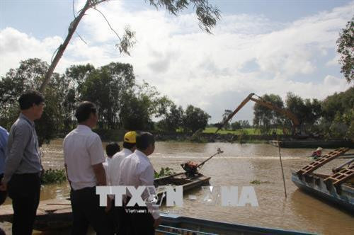 Đoàn công tác kiểm tra thực tế công tác phòng chống lũ lụt tại xã Vĩnh Châu A, huyện Tân Hưng, Long An. Ảnh: Bùi Giang-TTXVN