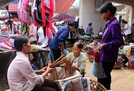 Các bà, các cô lựa chọn những bó nhang ưng ý để về thắp trong ngày tết Rằm tháng Bảy