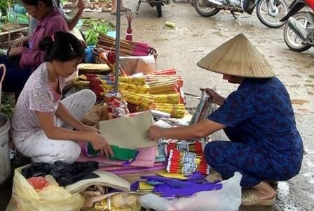 Giấy bản, vàng mã cúng tổ tiên là những thứ không thể thiếu trong ngày tết Rằm tháng Bảy