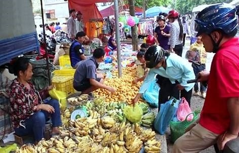 Mặt hàng hoa quả được nhiều người lựa chọn mua để làm mâm lễ cúng tổ tiên trong ngày Rằm tháng Bảy
