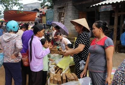 Đường phên làm từ mật mía đóng bánh theo phương pháp thủ công được nhiều người mua để làm nhân bánh gai