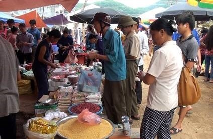 Bà con mua đỗ xanh và lạc để làm bánh gai- loại bánh không thể thiếu trong ngày Rằm tháng Bảy