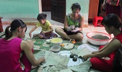 Cả nhà quây quần cùng gói bánh gai chuẩn bị ăn tết Rằm tháng Bảy