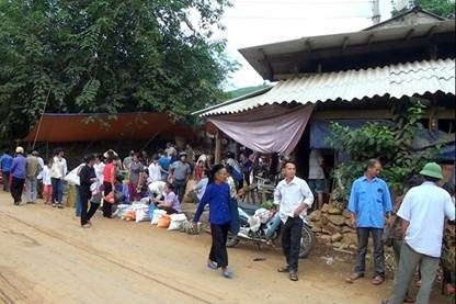 Chợ phiên Ấn Lai (huyện Hòa An) tấp nập người mua sắm chuẩn bị cho ngày Rằm tháng Bảy