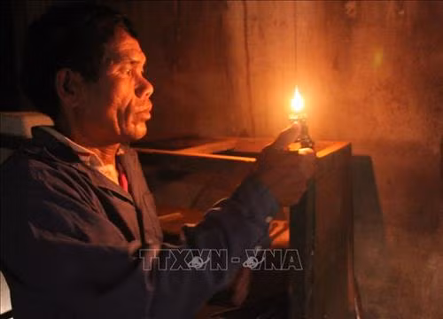 Ông Điểu Bon phải dùng đèn dầu để thắp sáng khi về sống tại sóc cũ. Ảnh: K GỬIH -TTXVN