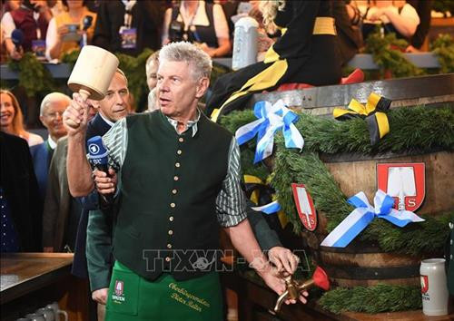 Thị trưởng Munich Dieter Reiter tại lễ hội bia Oktoberfest ở Munich, Đức, ngày 21/9/2019. Ảnh: THX/ TTXVN