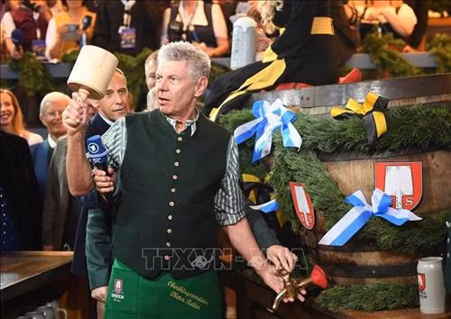 Thị trưởng Munich Dieter Reiter tại lễ hội bia Oktoberfest ở Munich, Đức, ngày 21/9/2019. Ảnh: THX/ TTXVN