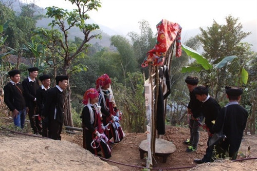 Nhà gái đón đoàn đón dâu của nhà trai tại cổng " kiáu chai" . Nhà gái đón đoàn đón dâu của nhà trai tại cổng " kiáu chai" .