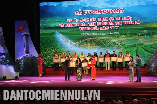 Ủy viên Bộ Chính trị, Bí thư Trung ương Đảng, Trưởng Ban Dân vận Trung ương Trương Thị Mai trao bằng khen của Thủ tướng Chính phủ cho các đại biểu