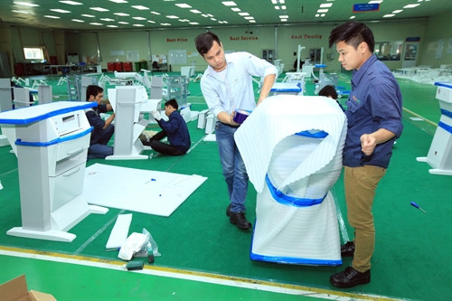 Sản xuất thiết bị y tế, thuộc dự án đầu tư "Xây dựng nhà máy sản xuất thiết bị y tế kỹ thuật số công nghệ cao" của Công ty liên doanh y học Việt – Hàn trong trong Khu công nghệ cao Hòa Lạc. Ảnh: Anh Tuấn - TTXVN Sản xuất thiết bị y tế, thuộc dự án đầu tư "Xây dựng nhà máy sản xuất thiết bị y tế kỹ thuật số công nghệ cao" của Công ty liên doanh y học Việt – Hàn trong trong Khu công nghệ cao Hòa Lạc. Ảnh: Anh Tuấn - TTXVN