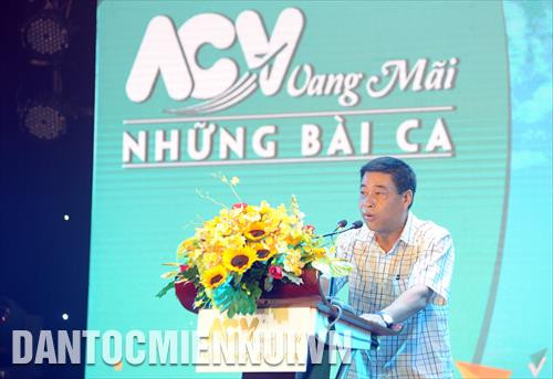 Ông Phạm Vũ Cường, Phó Giám đốc, Chủ tịch công đoàn cơ sở Cảng Hàng không Quốc tế Tân Sơn Nhất phát biểu khai mạc hội diễn. Ảnh: An Hiếu