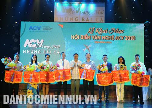 Đại diện Ban tổ chức trao cờ lưu niệm cho các đơn vị tham gia hội diễn văn nghệ ACV 2018 cụm phía Nam. Ảnh: An Hiếu