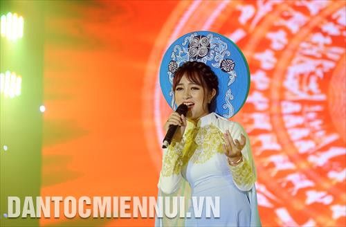 Các tiết mục đơn ca, tốp ca đến từ Cảng Hàng không Quốc tế Tân Sơn Nhất. Ảnh: An Hiếu