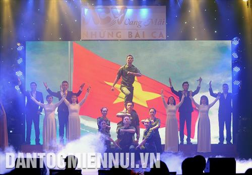 Các tiết mục đơn ca, tốp ca đến từ Cảng Hàng không Quốc tế Tân Sơn Nhất. Ảnh: An Hiếu