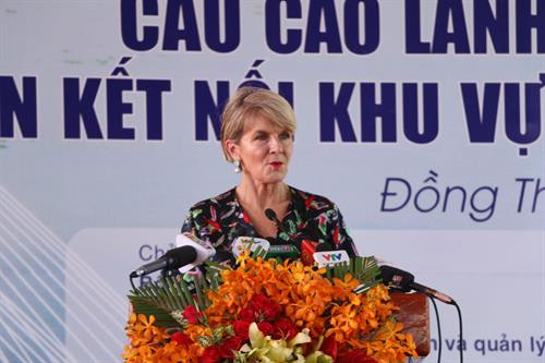 Bộ trường Bộ Ngoại giao Australia, bà Julie Bishop phát biểu tại lễ khánh thành cầu Cao Lãnh. Ảnh: Nguyễn Văn Trí - TTXVN Bộ trường Bộ Ngoại giao Australia, bà Julie Bishop phát biểu tại lễ khánh thành cầu Cao Lãnh. Ảnh: Nguyễn Văn Trí - TTXVN