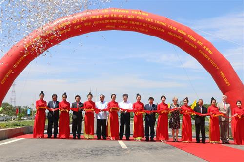 Các đại biểu thực hiện nghi thức cắt băng khánh thành cầu Cao Lãnh. Ảnh: Nguyễn Văn Trí - TTXVN Các đại biểu thực hiện nghi thức cắt băng khánh thành cầu Cao Lãnh. Ảnh: Nguyễn Văn Trí - TTXVN