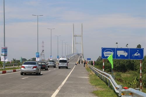 Cầu Cao Lãnh trong ngày thông xe. Ảnh: Nguyễn Văn Trí - TTXVN Cầu Cao Lãnh trong ngày thông xe. Ảnh: Nguyễn Văn Trí - TTXVN