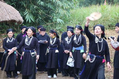 Phần hội luôn thu hút đông đảo đồng bào tham gia.