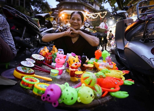 Rất nhiều đồ chơi có nguồn gốc từ Trung Quốc được bày bán nhan nhản tại các cửa hàng, hay cả trên mẹt của những người bán rong đồ chơi ở phố cổ trong những ngày này