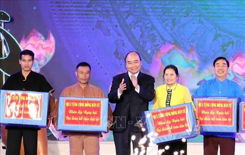 Thủ tướng Nguyễn Xuân Phúc tặng quà cho đồng bào các dân tộc Việt Nam. Ảnh: Thống Nhất – TTXVN Thủ tướng Nguyễn Xuân Phúc tặng quà cho đồng bào các dân tộc Việt Nam. Ảnh: Thống Nhất – TTXVN