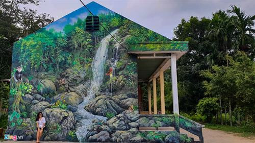 Bức tranh 3D phát sáng tái hiện không gian hoang sơ thác Tuyền Tung trên bức tường nhà văn hóa thôn Thọ An. Ảnh: news.zing.vn Bức tranh 3D phát sáng tái hiện không gian hoang sơ thác Tuyền Tung trên bức tường nhà văn hóa thôn Thọ An. Ảnh: news.zing.vn