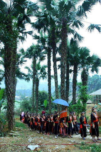 Nhà gái được nhà trai đón ở ngõ. Nhà gái được nhà trai đón ở ngõ.