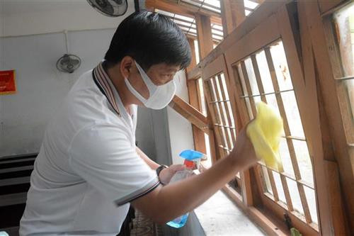 Các cán bộ, giáo viên trường THPT Hoàng Hoa Thám (quận Sơn Trà, thành phố Đà Nẵng) thực hiện việc tổng vệ sinh trường học để phòng chống dịch COVID-19. Ảnh: Văn Dũng - TTXVN Các cán bộ, giáo viên trường THPT Hoàng Hoa Thám (quận Sơn Trà, thành phố Đà Nẵng) thực hiện việc tổng vệ sinh trường học để phòng chống dịch COVID-19. Ảnh: Văn Dũng - TTXVN