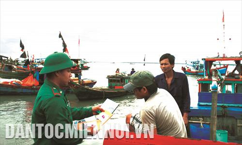 Bộ đội biên phòng (huyện Cần Giờ) tuyên truyền pháp luật bảo vệ biển đảo tới ngư dân