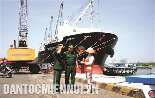 Chiến sĩ Trạm biên phòng cửa khẩu Khánh Hội kiểm tra phương tiện neo đậu tại cảng