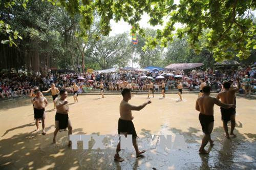 Các quân cầu được chia làm hai đội, mỗi đội 8 người, đi thành vòng tròn chào khan giả. Ảnh: Tùng Lâm – TTXVN