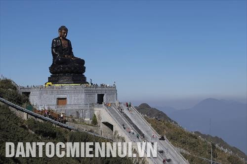 Du khách thăm quan, chiêm bái tượng Phật Tổ trên đỉnh Fanxipan ở Sapa, Lào Cai. Ảnh: pnduc Du khách thăm quan, chiêm bái tượng Phật Tổ trên đỉnh Fanxipan ở Sapa, Lào Cai. Ảnh: pnduc