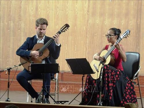 Tiết mục hòa tấu giữa nghệ sĩ Lorenzo Bernardi (Italy) và nghệ sĩ Thu Lê. Ảnh: Gia Thuận - TTXVN Tiết mục hòa tấu giữa nghệ sĩ Lorenzo Bernardi (Italy) và nghệ sĩ Thu Lê. Ảnh: Gia Thuận - TTXVN