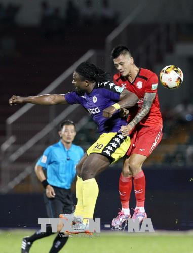 Cầu thủ Oseni mang áo số 90 (CLB Hà Nội) tranh chấp quyết liệtvới cầu thủ đội TP.HCM. Ảnh: Quang Nhựt – TTXVN Cầu thủ Oseni mang áo số 90 (CLB Hà Nội) tranh chấp quyết liệtvới cầu thủ đội TP.HCM. Ảnh: Quang Nhựt – TTXVN