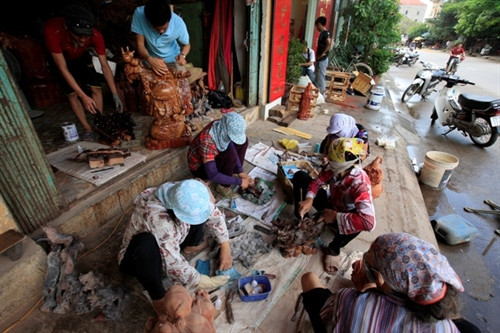 Nghề chạm khắc gỗ mỹ nghệ đã đem lại cơ hội làm việc cho rất nhiều lao động ở Thiết Úng cũng như vùng lân cận.