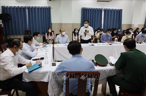 Đoàn kiểm tra làm việc tại Quận 11. Ảnh: TTXVN phát