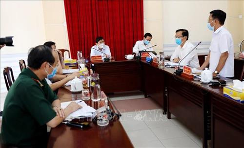 Đoàn kiểm tra làm việc tại Quận 8. Ảnh: TTXVN phát