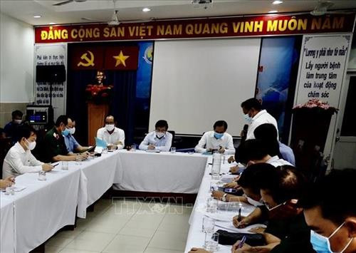 Đoàn kiểm tra làm việc tại Quận 8. Ảnh: TTXVN phát