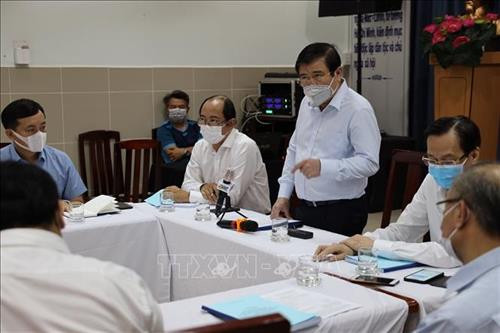 Đoàn kiểm tra làm việc tại Quận 11. Ảnh: TTXVN phát