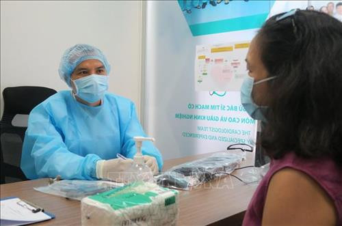 Khám sàng lọc người bệnh có dấu hiệu nghi nhiễm tại Bệnh viện FV Thành phố Hồ Chí Minh. Ảnh: Đinh Hằng - TTXVN Khám sàng lọc người bệnh có dấu hiệu nghi nhiễm tại Bệnh viện FV Thành phố Hồ Chí Minh. Ảnh: Đinh Hằng - TTXVN