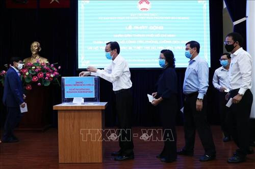 Ông Lê Thanh Liêm, Phó Chủ tịch Thường trực UBND Thành phố Hồ Chí Minh và các đại biểu đóng góp ủng hộ. Ảnh: Xuân Khu-TTXVN