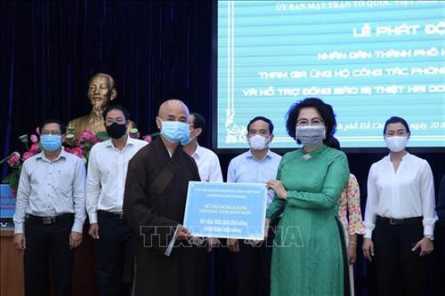 Tiếp nhận tượng trưng số tiền hỗ trợ đồng bào bị thiệt hại do hạn hán, xâm nhập mặn của Ban Trị Sự Giáo hội Phật giáo Việt Nam Thành phố Hồ Chí Minh. Ảnh: Xuân Khu-TTXVN