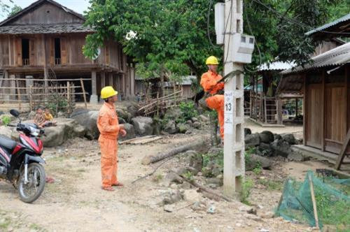 Điện lực Quan Hóa - Công ty Điện lực Thanh Hóa kiểm tra, bảo dưỡng đường dây tại bản Ho, xã Hiền Kiệt, huyện Quan Hóa. Ảnh: Đức Dũng - TTXVN